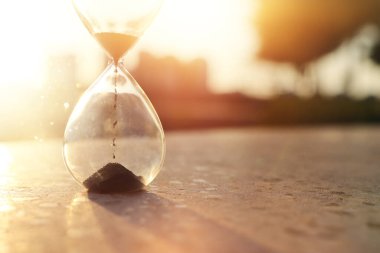 Masanın üzerinde eski bir kum saati