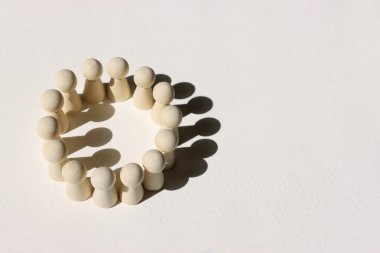 Ahşap figürler takım çalışması çemberi oluşturuyorlar. Liderlik, iş ve meydan okuma kavramı