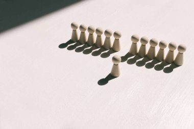 Duvar oluşturan tahta figürlerin kavramsal görüntüsü. Liderlik takım çalışması ve güç metaforu