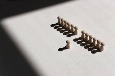 Duvar oluşturan tahta figürlerin kavramsal görüntüsü. Liderlik takım çalışması ve güç metaforu