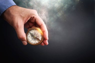 Pusulayı koyu arkaplanda tutarak. Yönü ve liderliği bulma kavramı