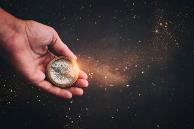 Pusulayı koyu arkaplanda tutarak. Yönü ve liderliği bulma kavramı