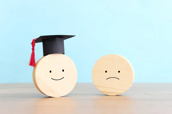 Una Cara Sonriente Con Una Gorra Graduación Frente Una Cara —  Fotos de Stock