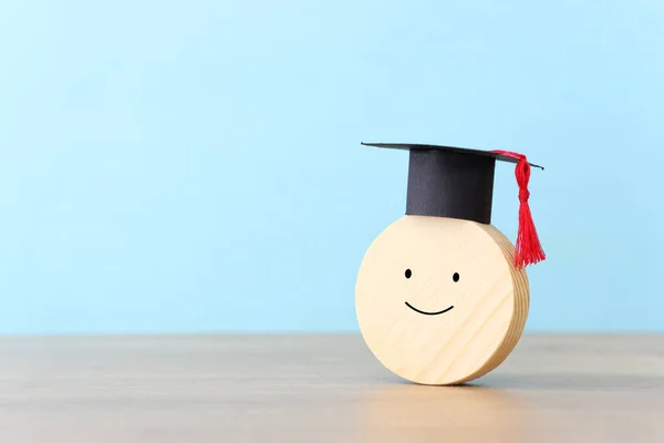 Una Cara Sonriente Con Una Gorra Graduación Cubo Madera Concepto —  Fotos de Stock