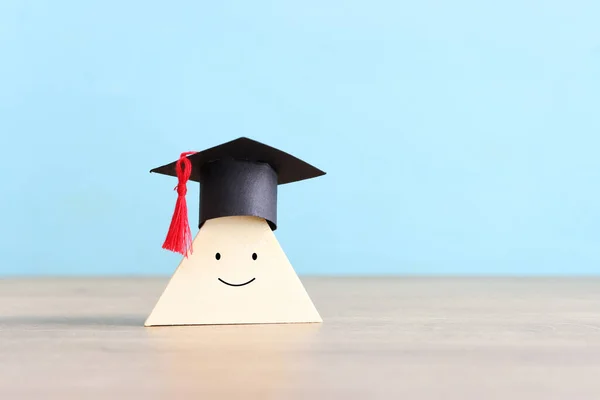 Una Cara Sonriente Con Una Gorra Graduación Cubo Madera Concepto —  Fotos de Stock