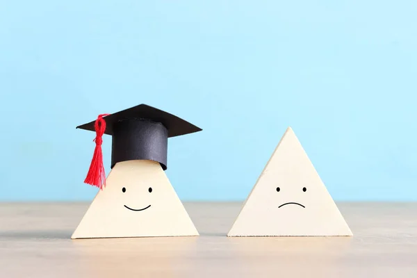 Una Cara Sonriente Con Una Gorra Graduación Frente Una Cara —  Fotos de Stock