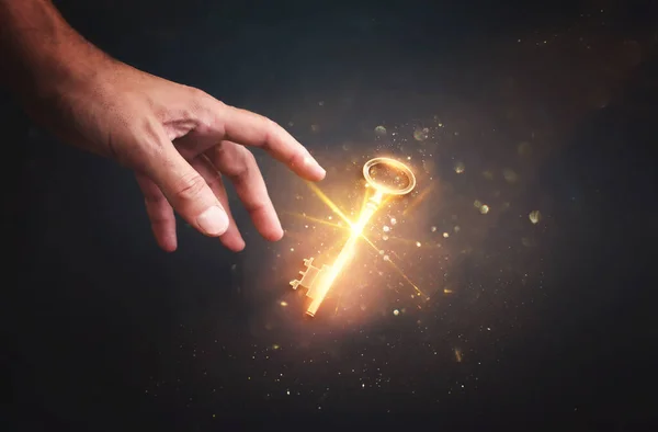 Ανδρικό Χέρι Κρατώντας Χρυσό Κλειδί Λαμπερό Φως Έννοια Της Επιτυχίας — Φωτογραφία Αρχείου