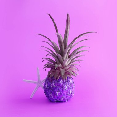 Neon pembe arka planda mor ananasın soyut fotoğrafı. Tatiller, plaj ve tropikal tema