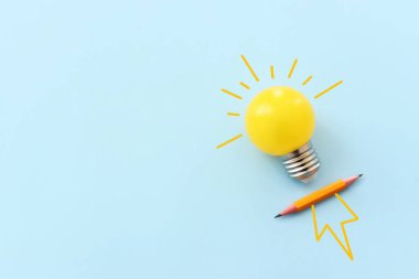 Eğitim konsepti imajı. Yaratıcı fikir ve yenilik. Mavi arkaplan üzerinde ampul metaforu