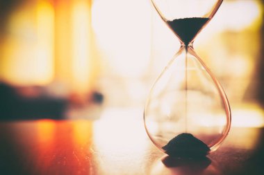 Masanın üzerinde eski bir kum saati