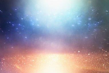 Soyut parıltılı ışıkların arkaplanı. Altın, mavi ve siyah. & Odaklan