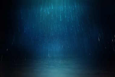 Soyut siyah ve mavi parlak ışıkların arka planında havai fişekler var. Odaklanamadı