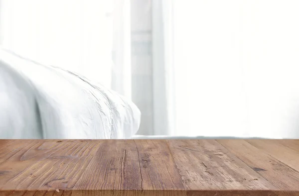 Meja Kayu Dan Latar Belakang Kamar Tidur Kabur Cahaya Pagi — Stok Foto