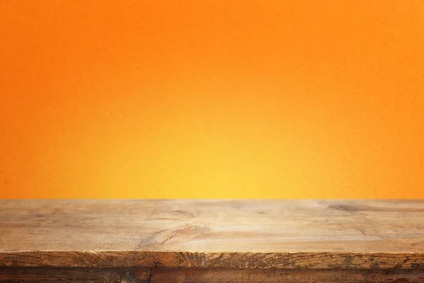 Деревянный Стол Оранжевый Фон Отображения Продукции — стоковое фото