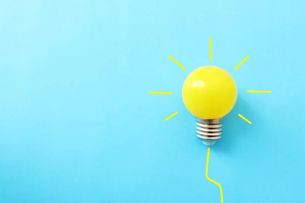 教育の概念イメージ 創造的なアイデアと革新 青い背景に電球の比喩があります — ストック写真