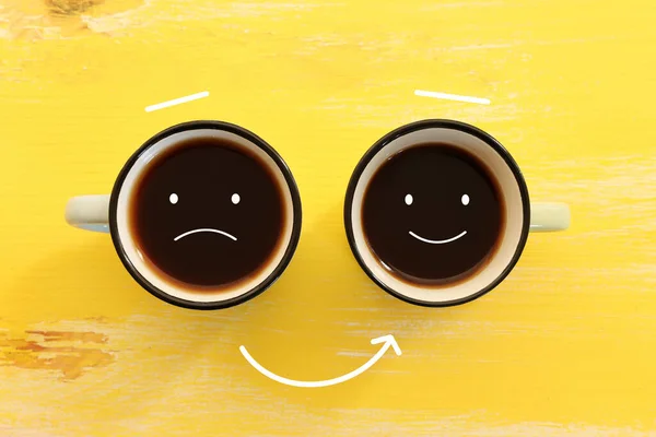 Несчастные Счастливые Лица Кофейными Чашками Концепция Мышления Эмоций — стоковое фото