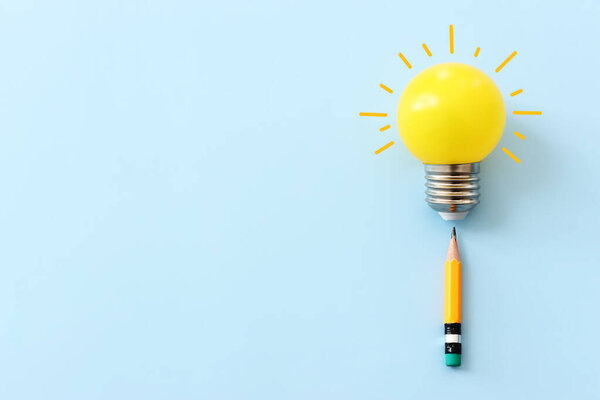 Образ концепции образования. Творческая идея и инновации. метафора лампочки на голубом фоне