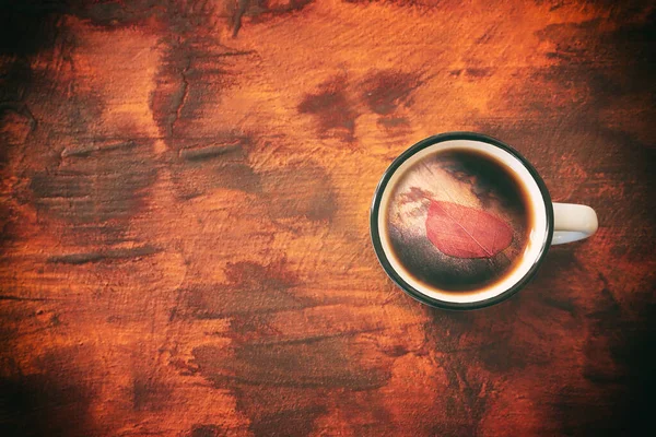 Bovenaanzicht Afbeelding Van Koffiekopje Houten Bruine Tafel Herfstbladeren Metafoor — Stockfoto