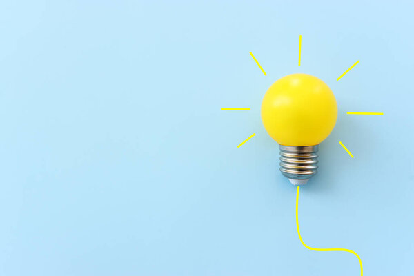 Образ концепции образования. Творческая идея и инновации. метафора лампочки на голубом фоне