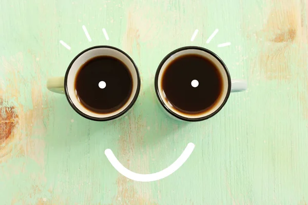 Horní Pohled Obraz Šálků Kávy Usmívající Tvář Přes Zelený Dřevěný — Stock fotografie