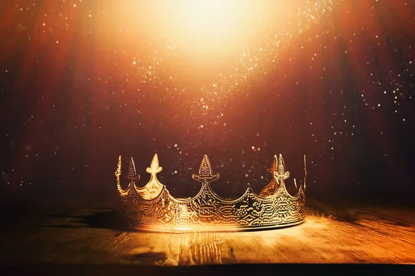 Низкий Ключевой Образ Красивой Королевы Королевской Короны Над Деревянным Столом — стоковое фото