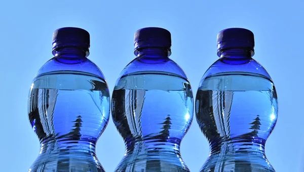Blauwe Plastic Drinkflessen — Stockfoto