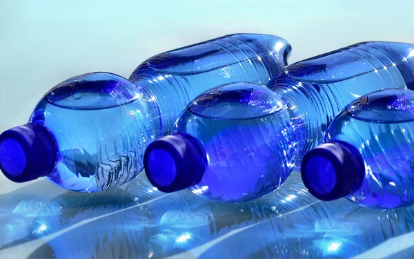 Blauwe Plastic Drinkflessen — Stockfoto