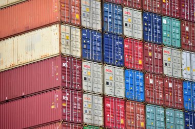 Metal kargo gemisi parantezleri