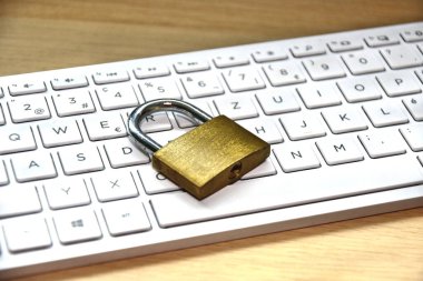 Asma kilitli beyaz pc klavyesi