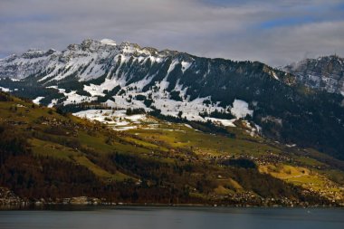 İsviçre 'de dağları olan Thun Gölü manzarası
