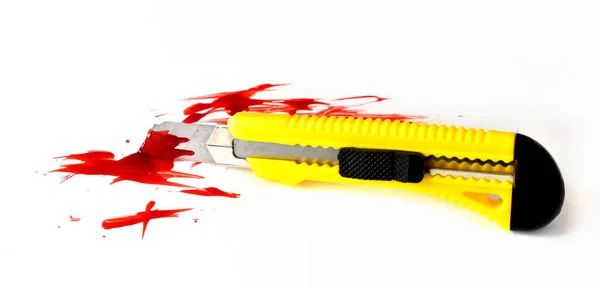 血のついた黄色のスタンレーナイフ — ストック写真