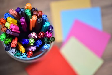 çok renkli işaretleyiciler üst görünüm