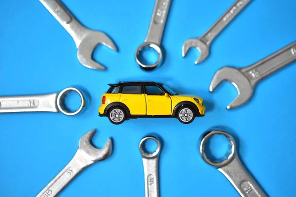 Tamirci anahtarlı küçük oyuncak araba