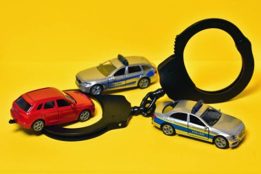 Alman oyuncak polis arabalarıyla kelepçeler.