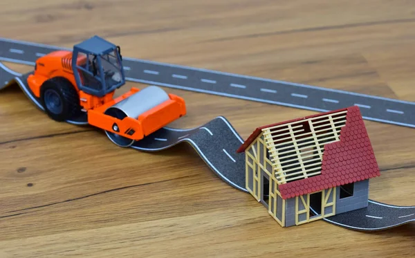 Yol silindirli inşaat halindeki ev