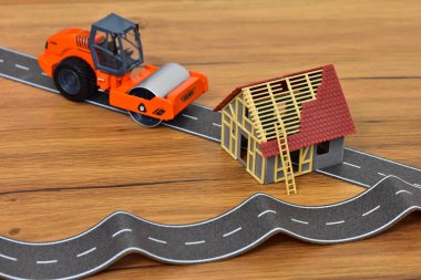 Yol silindirli inşaat halindeki ev