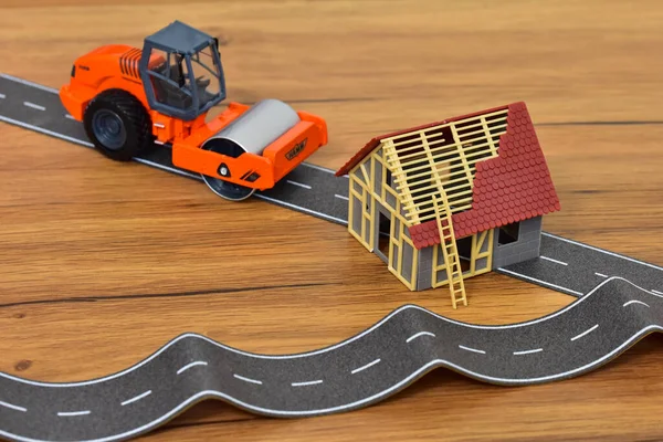 Yol silindirli inşaat halindeki ev