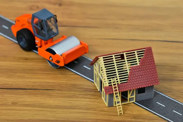 Yol silindirli inşaat halindeki ev