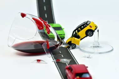  Sarhoş araba kullanırken kaza yapmış.