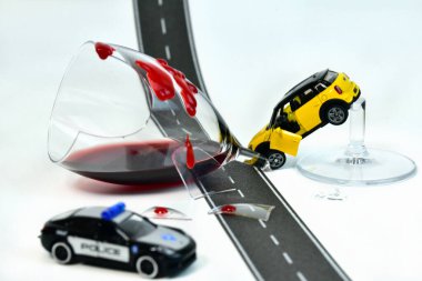 Şarap kadehli sarhoş bir oyuncak araba sürücüsü.