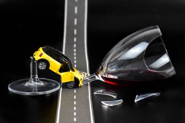  Şarap kadehiyle sarhoş oyuncak araba sürüyorum.