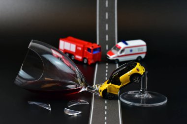 Şarap kadehiyle sarhoş oyuncak araba sürüyorum.