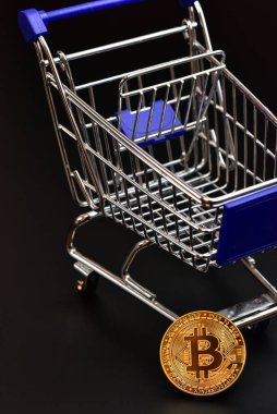 Altın Bitcoin ve alışveriş arabası 