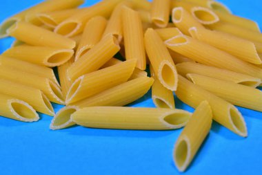 Mavi arkaplanda çiğ makarna