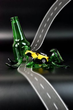 Sarhoş sürücü bira şişesiyle kızardı.