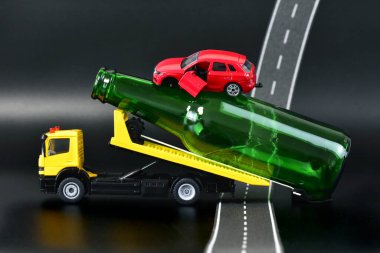 Çekici, sarhoş sürücüyle oyuncak araba taşıyor.