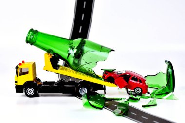 Çekici, sarhoş sürücüyle oyuncak araba taşıyor.