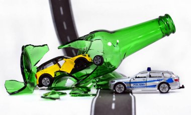 Bira şişesiyle araba kazası.