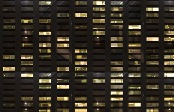 Şehir Binalarının Gece Pencereleri — Stok fotoğraf