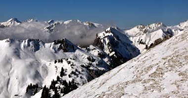 Alplerdeki dağların güzel manzarası